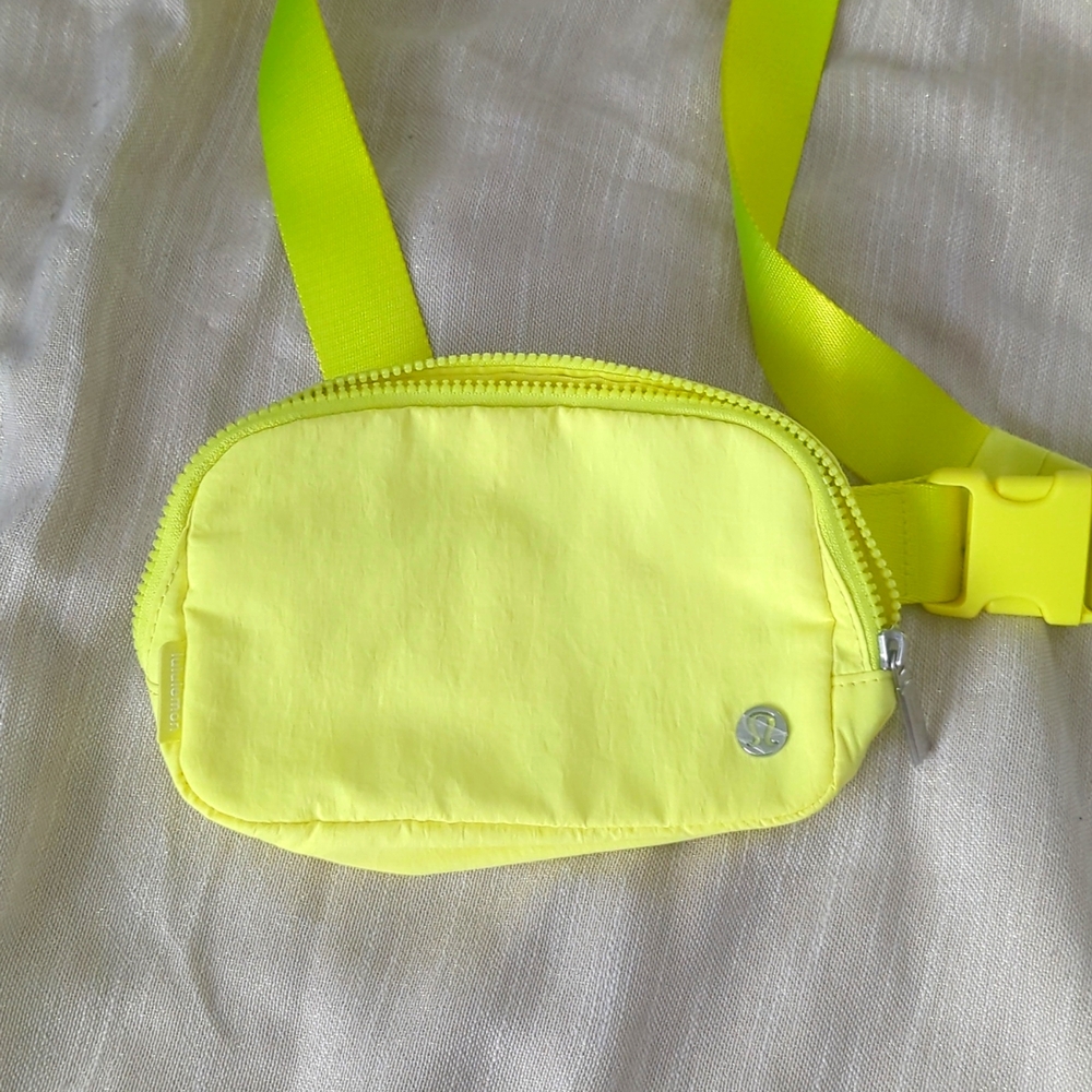 EUC/vguc everywhere bag lemon yellow. Silver zipper and logo. Lululemon